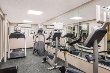 هتل Howard Johnson By Wyndham Middletown Newport Area
