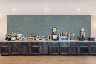 هتل Howard Johnson By Wyndham Middletown Newport Area