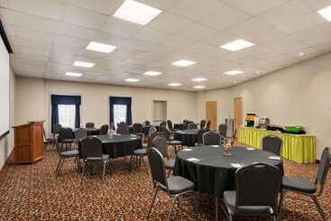 هتل Howard Johnson  By Wyndham South Portland