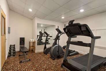 هتل Howard Johnson  By Wyndham South Portland