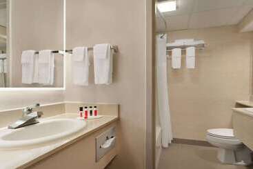 هتل Howard Johnson  By Wyndham South Portland