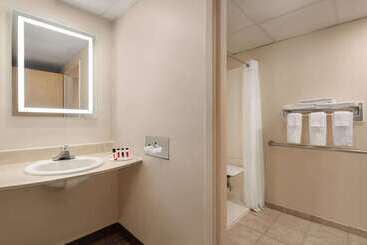 هتل Howard Johnson  By Wyndham South Portland