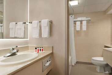 هتل Howard Johnson  By Wyndham South Portland