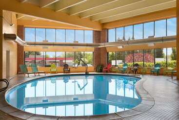 هتل Howard Johnson  By Wyndham South Portland