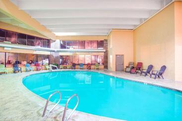هتل Howard Johnson  By Wyndham South Portland