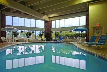 هتل Howard Johnson By Wyndham South Portland