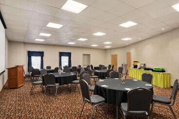 هتل Howard Johnson  By Wyndham South Portland