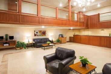 هتل Howard Johnson  By Wyndham South Portland