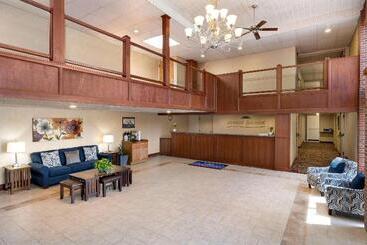 هتل Howard Johnson  By Wyndham South Portland