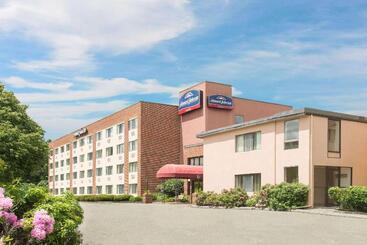 هتل Howard Johnson  By Wyndham South Portland