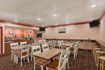 هتل Howard Johnson  By Wyndham South Portland