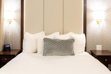 Independence Park Hotel, Premier Collection