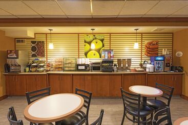 هتل La Quinta Inn By Wyndham Buffalo Airport