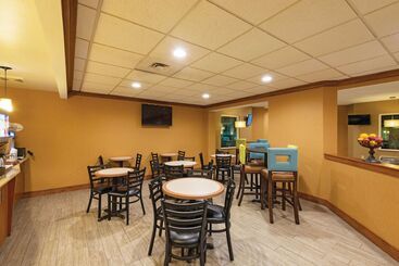 هتل La Quinta Inn By Wyndham Buffalo Airport
