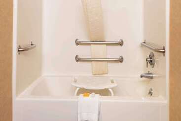 هتل La Quinta Inn By Wyndham Buffalo Airport