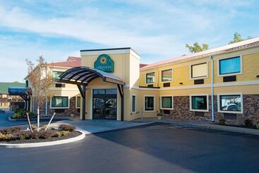 هتل La Quinta Inn By Wyndham Buffalo Airport