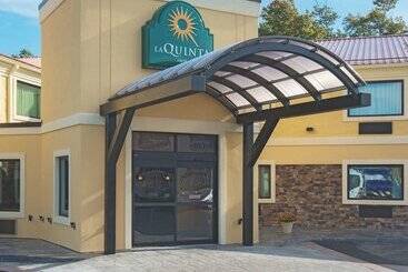 هتل La Quinta Inn By Wyndham Buffalo Airport