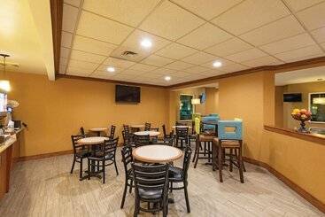 هتل La Quinta Inn By Wyndham Buffalo Airport