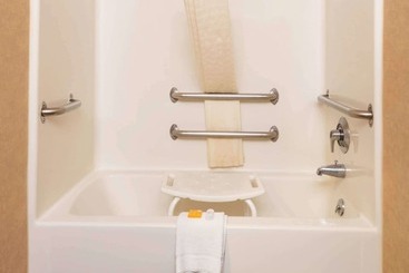 هتل La Quinta Inn By Wyndham Buffalo Airport