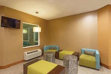 هتل La Quinta Inn By Wyndham Buffalo Airport