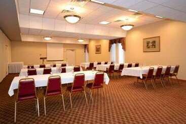 هتل Quality Inn & Conference Center