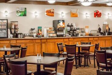 هتل Quality Inn & Conference Center
