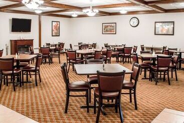 هتل Quality Inn & Conference Center