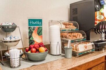 هتل Quality Inn & Conference Center