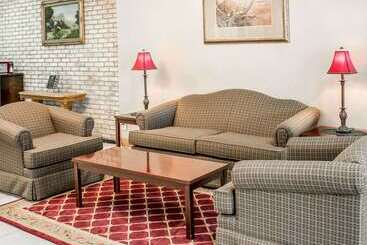 هتل Quality Inn & Conference Center