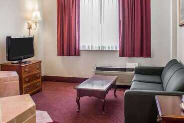 هتل Quality Inn & Conference Center