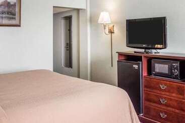 هتل Quality Inn & Conference Center