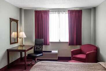 هتل Quality Inn & Conference Center