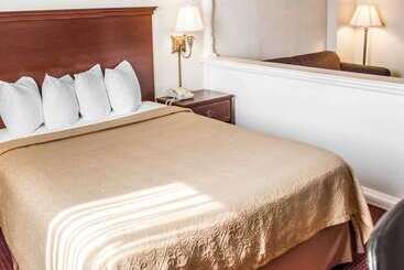 هتل Quality Inn & Conference Center