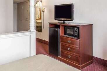 هتل Quality Inn & Conference Center