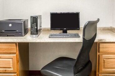هتل Quality Inn & Conference Center