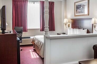 هتل Quality Inn & Conference Center