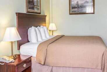 هتل Quality Inn & Conference Center