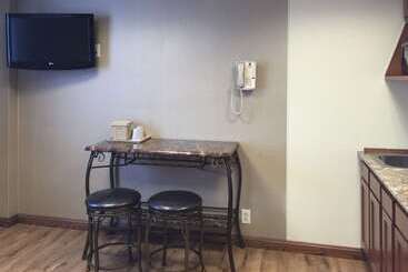 هتل Quality Inn & Conference Center