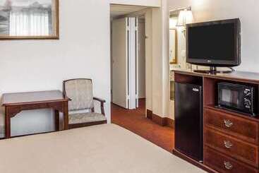 هتل Quality Inn & Conference Center