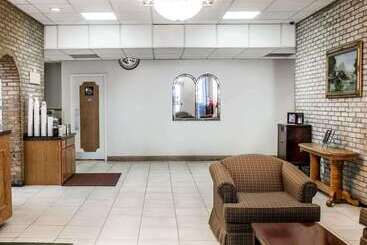 هتل Quality Inn & Conference Center
