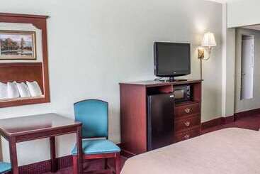 هتل Quality Inn & Conference Center