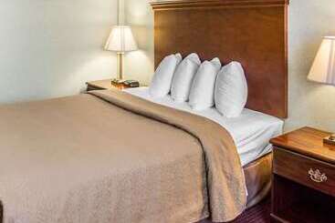 هتل Quality Inn & Conference Center