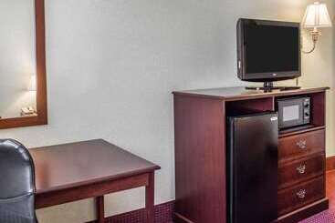 هتل Quality Inn & Conference Center