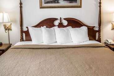 هتل Quality Inn & Conference Center