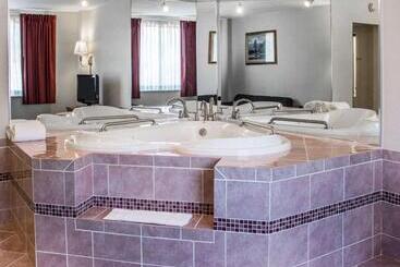 هتل Quality Inn & Conference Center