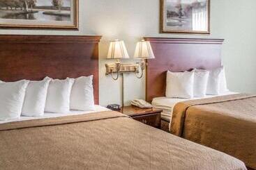 هتل Quality Inn & Conference Center