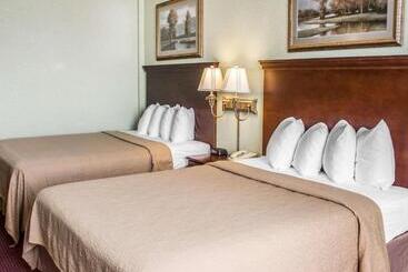 هتل Quality Inn & Conference Center