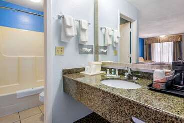 هتل Quality Inn Sarasota North Near Lido Key Beach