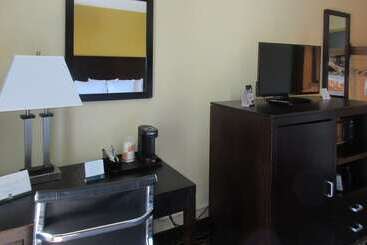 هتل Quality Inn & Suites