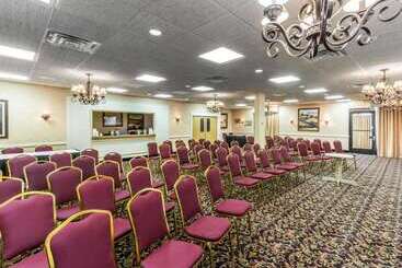 هتل Quality Inn & Suites Conference Center Across From Casino